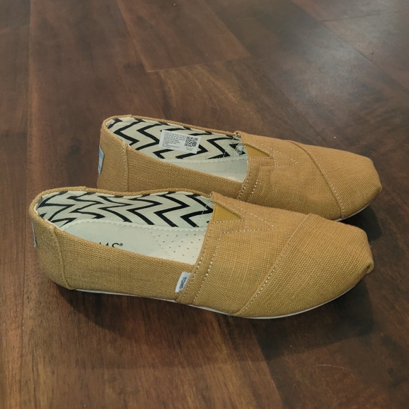 Toms Kids Slippers in Tan with Blue Label - Picture 3 of 3